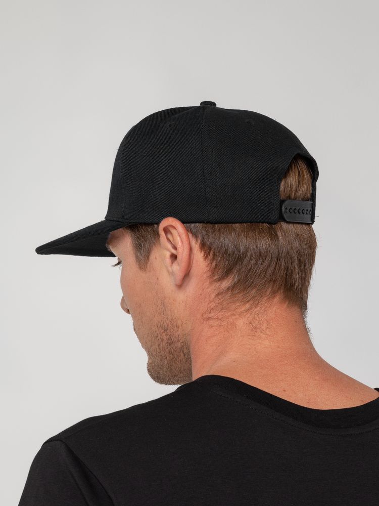 Бейсболка Snapback с прямым козырьком, черная Бейсболка Snapback с прямым козырьком, черная