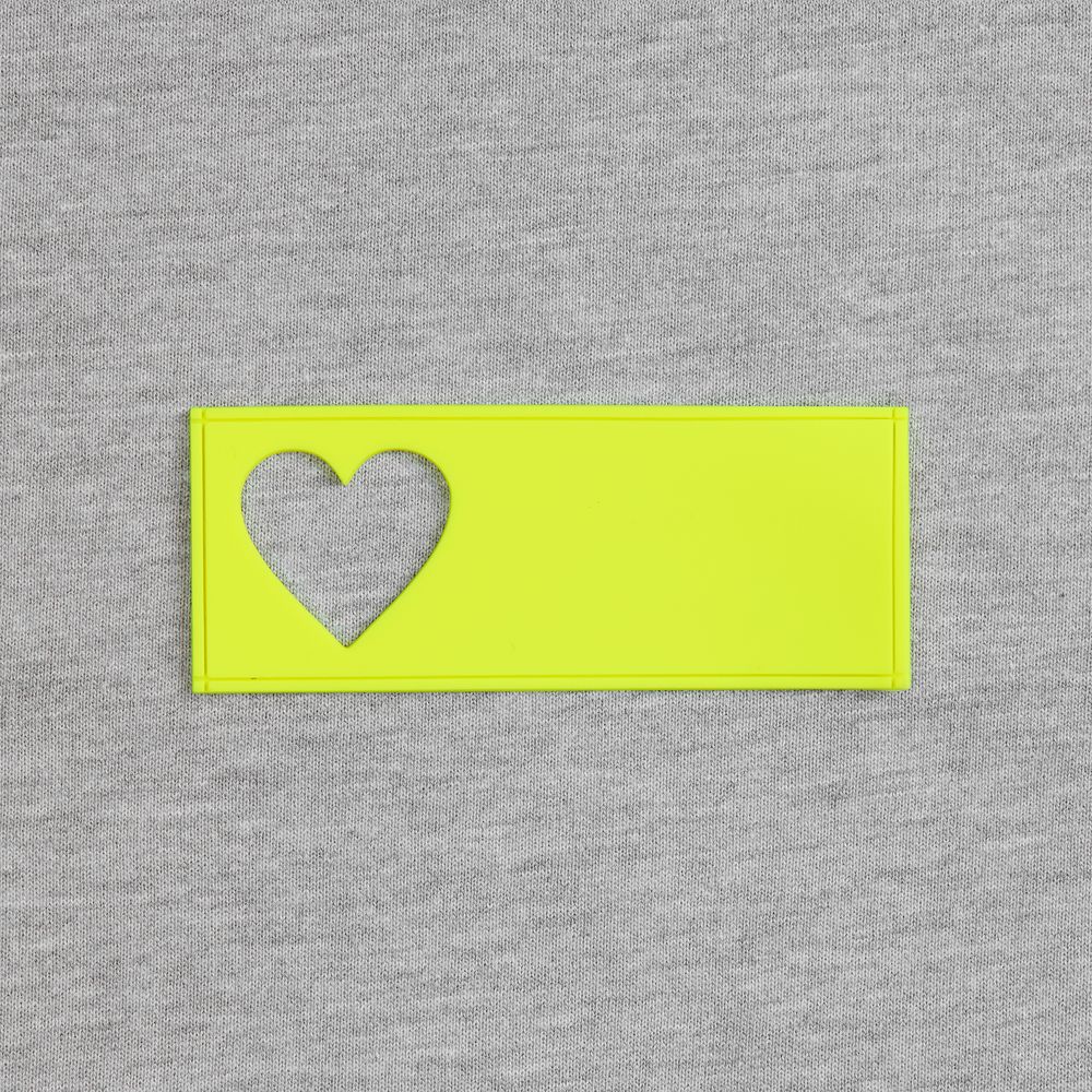 Лейбл из ПВХ с вырубкой «Сердце», желтый неон